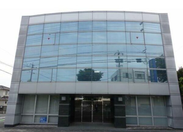 無料駐車場付き！広くて綺麗な貸店舗・事務所物件！