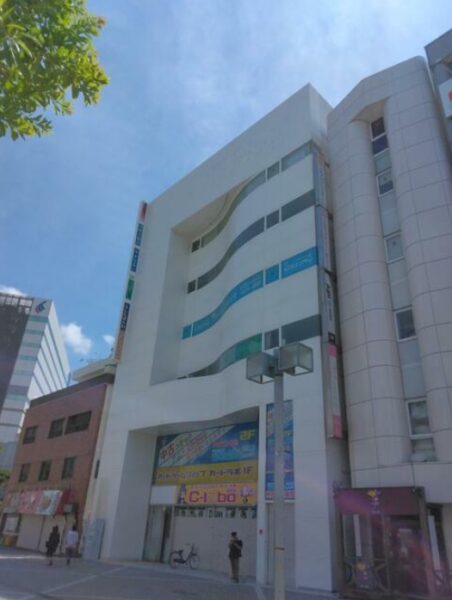 人通りの多い街中立地の5階！視認性良好スケルトン物件！