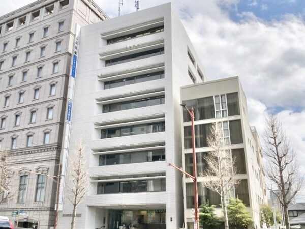 開放感ある大きな窓と良好な日当たりの街中8階店舗・事務所物件!